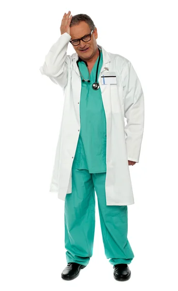Tiro de comprimento total de médico infeliz em uniforme — Fotografia de Stock