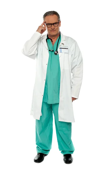 Porträt eines nachdenklichen Oberarztes — Stockfoto