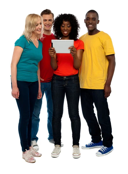Casual adolescente grupo assistindo vídeo no tablet pc — Fotografia de Stock