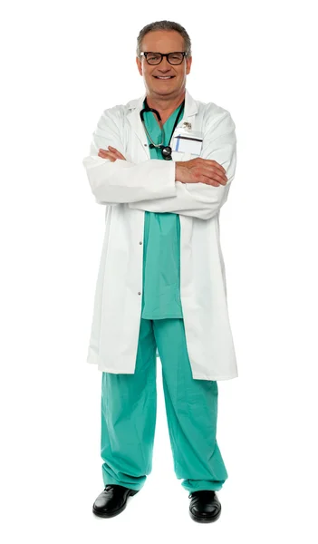 Medicinsk expert står med armarna korsade — Stockfoto