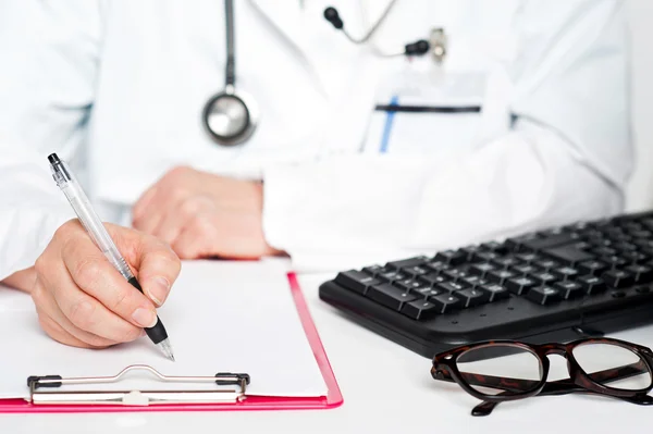 Closeup shot of female doctor writing prescription — Stock Photo, Image
