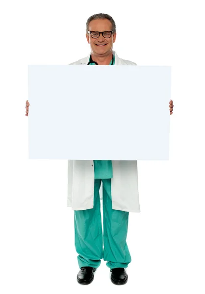 Старший медичний професіонал показує банерну рекламу — стокове фото