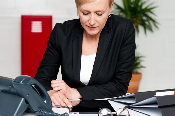 Executivo feminino olhando para baixo na tela do tablet — Fotografia de Stock