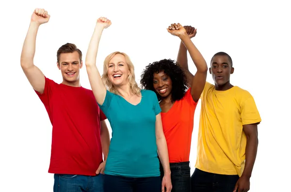 Emocionado grupo de adolescentes posando con los brazos levantados — Foto de Stock