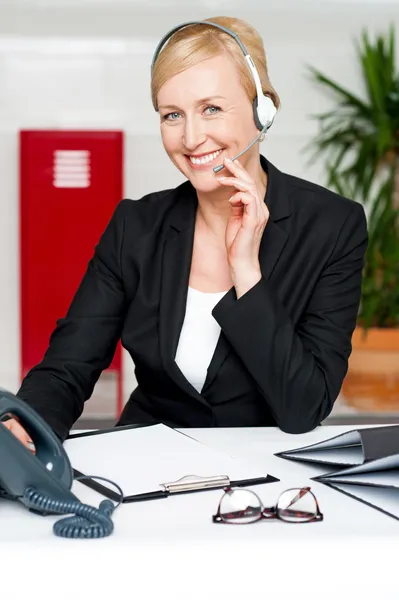 Personal de atención al cliente con micrófono y comunicación — Foto de Stock