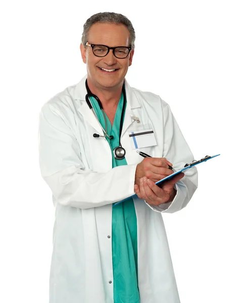 Relatório de tomada de médico masculino experiente — Fotografia de Stock