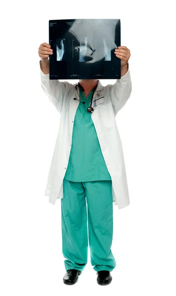 Mediziner verbarg sein Gesicht mit Röntgenbild — Stockfoto