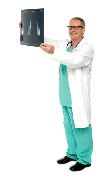 Volledige lengte shot van een chirurg met x-ray verslag — Stockfoto