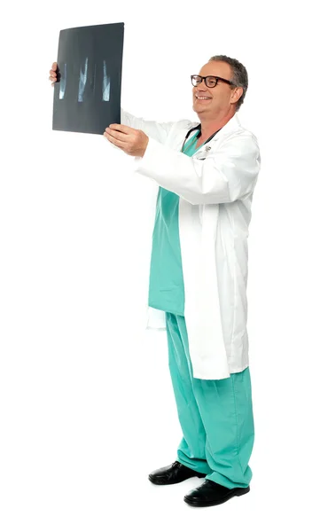 Retrato de comprimento total do cirurgião sênior segurando raio-X — Fotografia de Stock
