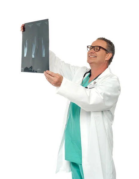 Chirurgien expérimenté regardant un rapport de radiographie — Photo