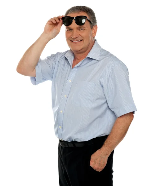Hombre casual sosteniendo gafas de sol sobre su cabeza —  Fotos de Stock