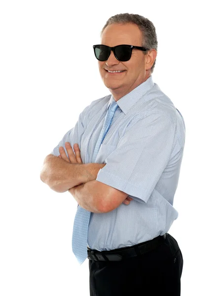 Güneş gözlüğü takıyor kendine güvenen erkek yönetici — Stok fotoğraf