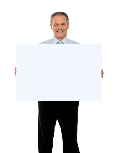 Representante masculino experiente com placa de anúncio — Fotografia de Stock