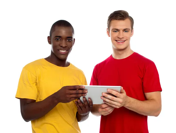Technologia doświadczonych przyjaciół przy użyciu komputera typu tablet — Zdjęcie stockowe