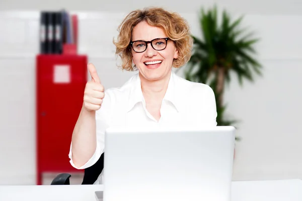 Successful businesswoman gesturing thumbs up — Stock Photo, Image