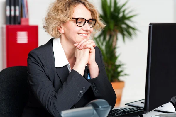 Relaxed portrait of beautiful aged corporate woman — Stock Photo, Image