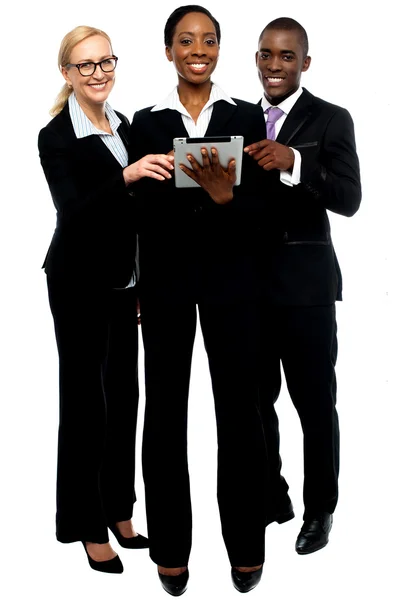 Technology savvy business team using tablet pc — Stock Photo, Image