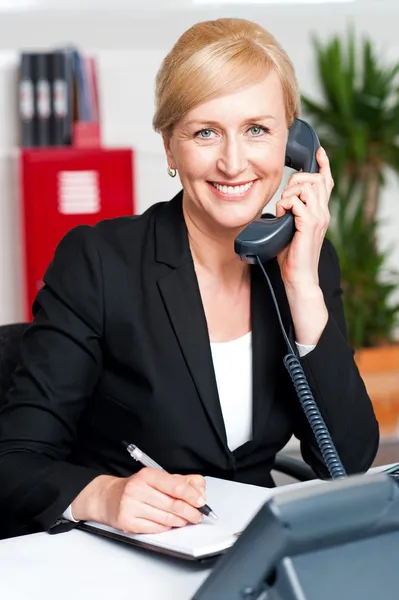 Corporativa senhora comunicando pelo telefone — Fotografia de Stock