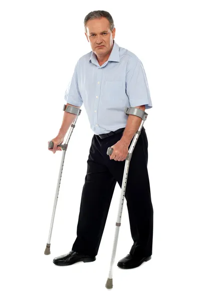 Старик-инвалид с ходунком — стоковое фото