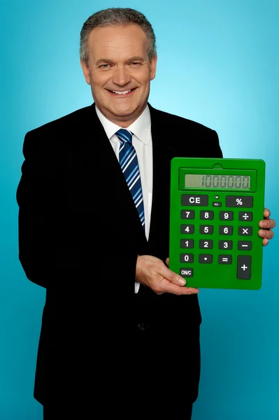Senior manager montrant grande calculatrice verte — Photo