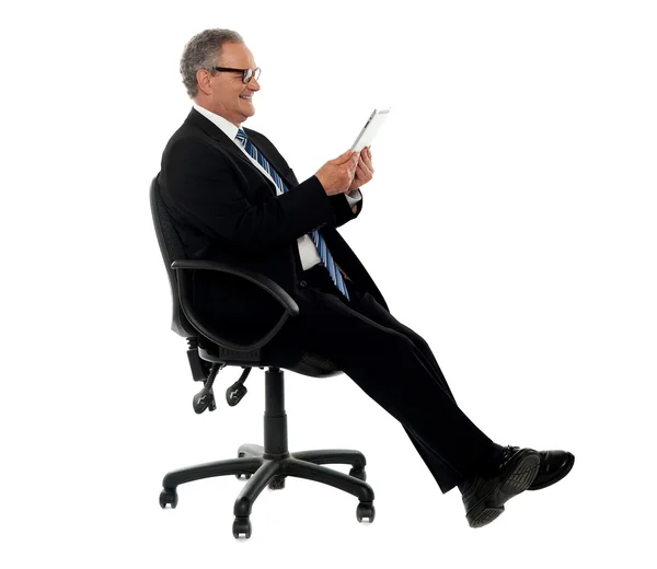 Goed geklede corporate man houden draadloos Tablet PC — Stockfoto