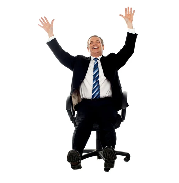 Emocionado hombre de negocios celebrando su éxito — Foto de Stock