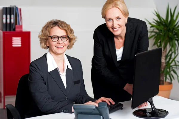 Mujer que trabaja en la oficina con su colega — Foto de Stock