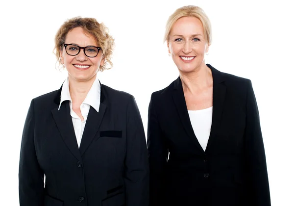 Team di due donne d'affari sorridenti in posa — Foto Stock
