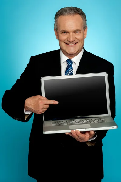 Homem corporativo envelhecido apontando para a tela do laptop — Fotografia de Stock