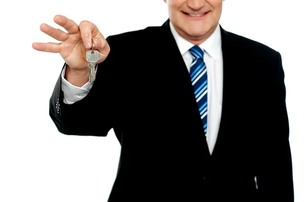 Обрезанный имидж бизнесмена с ключами — стоковое фото