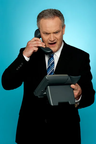 Angry aged corporate man yelling on phone — Stock Photo, Image