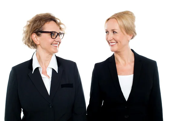Mulheres corporativas idosas olhando umas para as outras — Fotografia de Stock