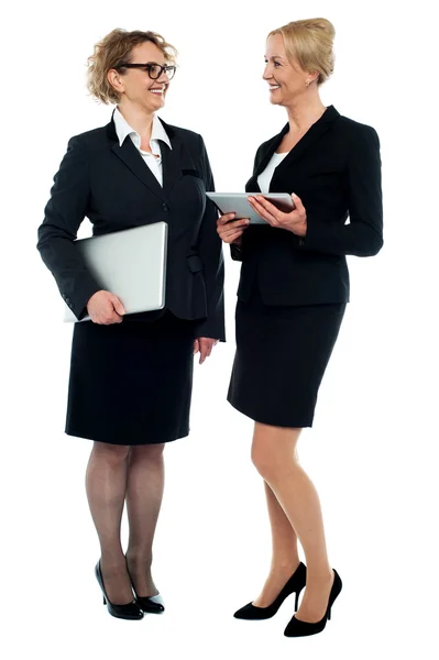 Duas mulheres de negócios discutindo negócios — Fotografia de Stock