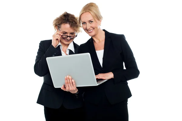 Business vänner njuta av video på laptop — Stockfoto