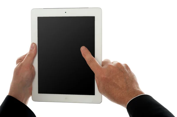 Палец человека на экране планшетного компьютера, крупным планом — стоковое фото