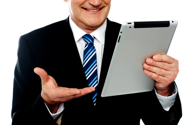 Imagen recortada de un hombre de negocios sosteniendo la tableta pc — Foto de Stock