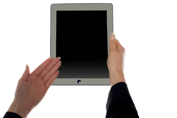 Mano femenina mostrando la pantalla en blanco de la tableta —  Fotos de Stock