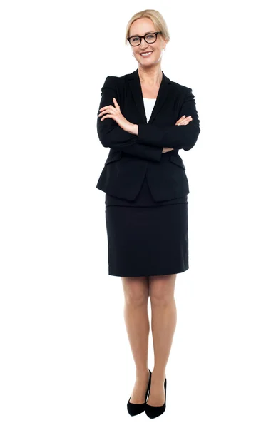 Tiro de comprimento total de gerente feminino confiante — Fotografia de Stock