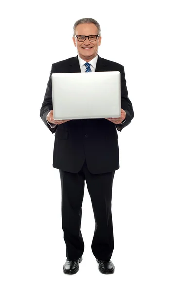 Pessoa de negócios experiente segurando laptop — Fotografia de Stock