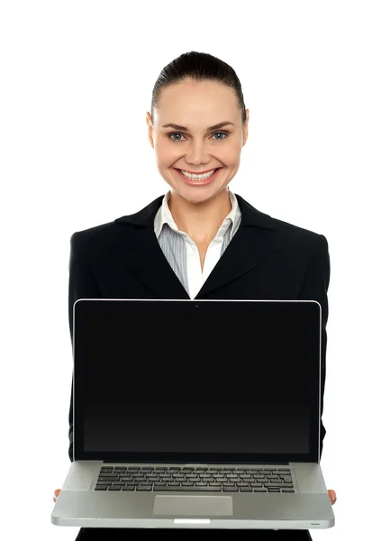 Vrouwelijke uitvoerend presentatie van gloednieuwe laptop — Stockfoto
