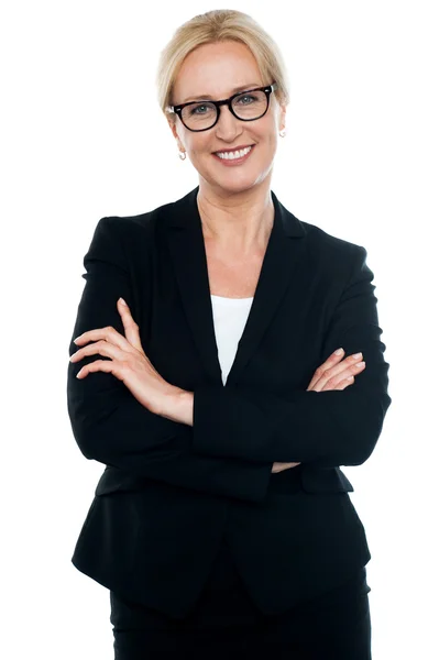 Donna d'affari con le braccia incrociate che indossa occhiali — Foto Stock
