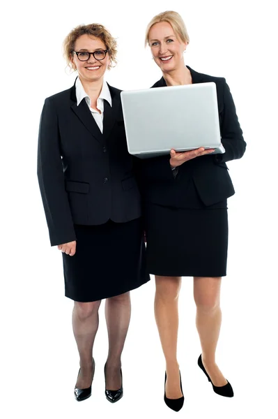 Senior zakenvrouwen poseren met laptop — Stockfoto