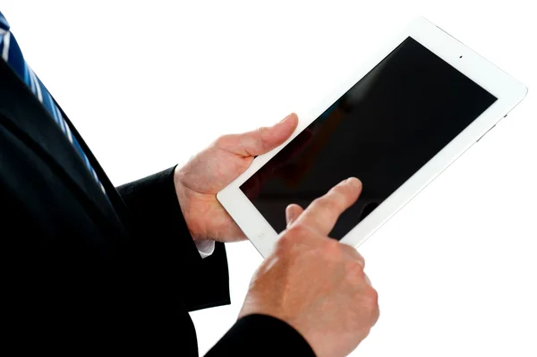Człowiek pracy urządzenie z ekranem dotykowym, koncentrują się na tabletki — Zdjęcie stockowe