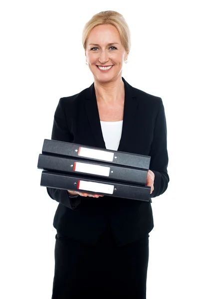 Femmina dirigente che trasporta file aziendali — Foto Stock
