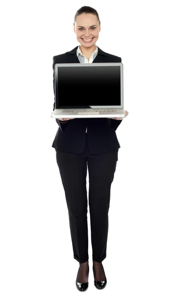 Retrato de comprimento total da mulher apresentando novo laptop — Fotografia de Stock