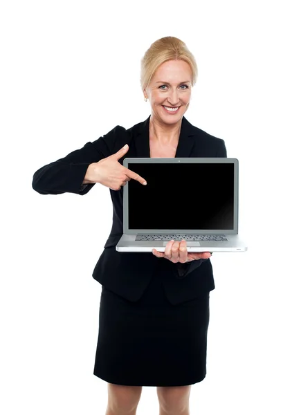 Senhora de negócios indicando para a tela do laptop — Fotografia de Stock