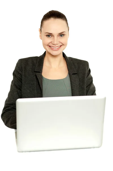 Aantrekkelijke corporate vrouw die op laptop werkt — Stockfoto