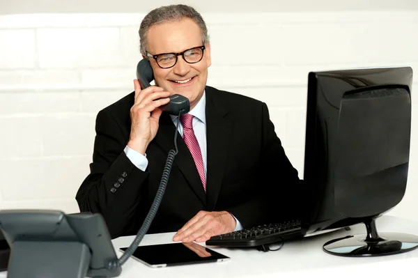Starszy biznesmen uczestniczy telefon — Zdjęcie stockowe
