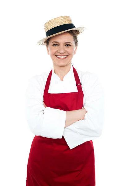 Senhora cozinheiro em branco uniforme vermelho usando chapéu — Fotografia de Stock