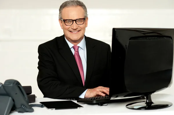 Szczęśliwy wieku człowiek firmy wpisując na klawiaturze — Zdjęcie stockowe